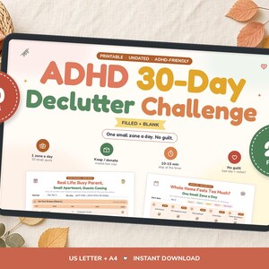 Può includere: Uno schermo di tablet digitale che mostra un pianificatore stampabile ADHD 30-Day Declutter Challenge. L'interfaccia presenta testo in arancione e verde, incluse sezioni per 30 giorni, 23 pagine e istruzioni come una zona al giorno.