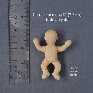 Puede incluir: Un patrón para hacer un muñeco de tela de 7,6 cm (3 pulgadas). El patrón está impreso en una hoja de papel blanca e incluye instrucciones para coser el muñeco. El muñeco está hecho de tela beige y tiene un diseño sencillo.