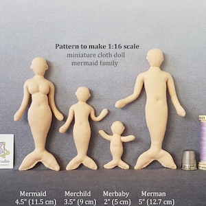 Puede incluir: Una familia de muñecas de sirena de tela en miniatura de varios tamaños, que van desde 5 cm a 12,7 cm de altura. Las muñecas son de color beige y tienen colas de sirena. La imagen incluye el texto "Pattern to make 1:16 scale miniature cloth doll mermaid family."