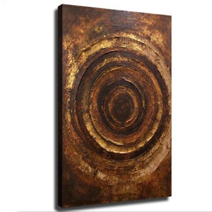 Peut inclure: Une peinture sur toile rectangulaire présentant une série de cercles concentriques dans des tons brun foncé, bronze et or métallique. La surface présente une application de peinture épaisse et texturée, créant un aspect dimensionnel.