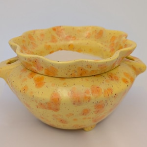 GOTOWE DO WYSYŁKI – jedna duża, samonawadniająca się doniczka ceramiczna w kształcie fiołka afrykańskiego, z glazurą artystyczną „Cytrus”, malowana ręcznie, do stosowania wewnątrz i na zewnątrz, na trawniku lub w ogrodzie