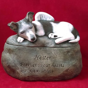 Urna funeraria in ceramica dipinta a mano, incisa e personalizzata raffigurante un Jack Russell Terrier: urna realizzata a mano con incisione direttamente sull&#39;urna.