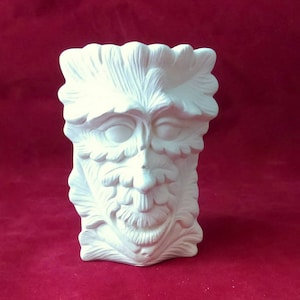 Puede incluir: Escultura de cerámica blanca de la cara de un hombre verde con detalles precisos. La escultura es un lienzo en blanco para pintar.