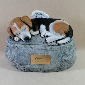 Urna de cerámica personalizada de dos piezas para perro beagle con alas y placa con nombre: urna hecha a mano basada en tus fotos