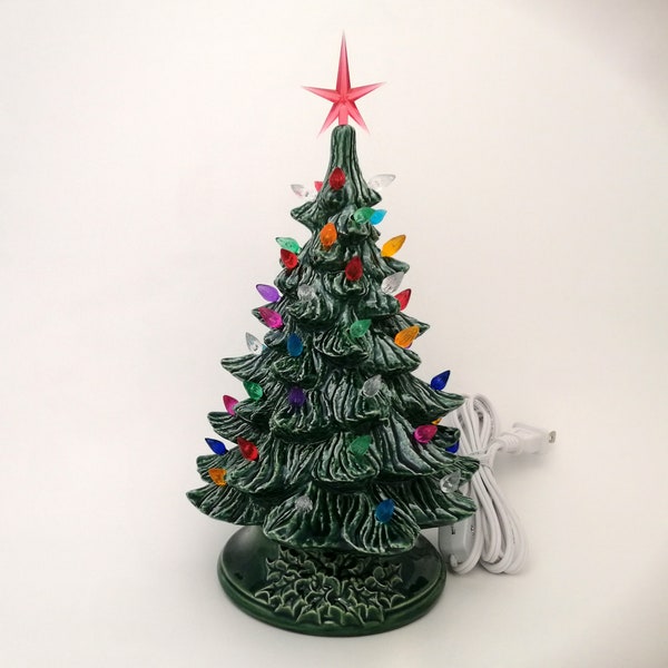 PRÊT À L'EXPÉDITION-Petit sapin de Noël en céramique émaillée de style vintage - 10 pouces avec base, fait main, peint, pin