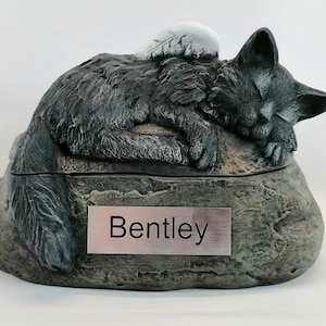 Urna funeraria in ceramica dipinta e incisa a forma di gatto a pelo lungo con targhetta in plastica per il nome - urna per animali domestici fatta a mano