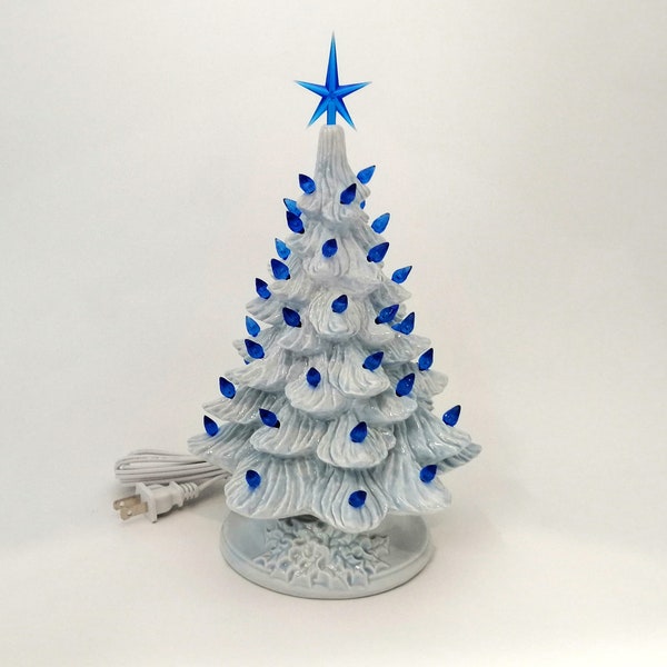 Petit sapin de Noël de style vintage bleu pâle en céramique émaillée de 25 cm (10 po.) avec socle, couleur de l'ampoule et de l'étoile au choix, pin