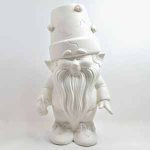 Puede incluir: Figura de gnomo de jardín de cerámica blanca con una larga barba blanca, un sombrero grande y orejas puntiagudas. El gnomo está de pie y tiene una expresión amigable. El sombrero tiene elementos decorativos.