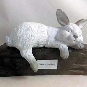 Keramik gravierte kundenspezifische gemalte Unterseite, die Kaninchen oder Hase mit Ohren oben Feuerbestattungs-Urne mit Plastiknamens-handgemachter Haustier-Urne lädt