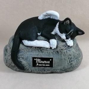 Urna de cremación para gato de pelo corto de cerámica grabada y pintada a medida con placa de plástico para el nombre - urna para mascotas hecha a mano