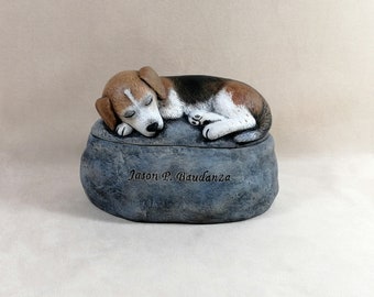 Urna per cremazione per cani dipinta su misura in ceramica Beagle - urna in due pezzi con incisione direttamente sull'urna.