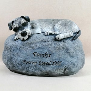 Könnte beinhalten: Ein grauer Steindenkmal mit einer kleinen, schlafenden Miniatur-Schnauzer-Figur auf der Oberseite. Der Stein ist mit dem Namen "Frankie" und dem Satz "Forever Loved XXX" beschriftet.