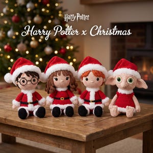 Può includere: Quattro bambole all'uncinetto vestite da Babbo Natale, tra cui Harry Potter, Hermione Granger, Ron Weasley e Dobby. Ogni bambola indossa un cappello e un vestito da Babbo Natale rosso e bianco. Il testo "Harry Potter" e "Harry Potter x Christmas" è visibile.