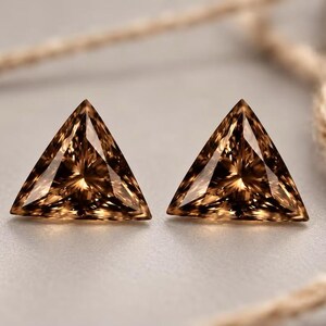 Coppia di moissanite taglio triangolare marrone cioccolato da 2 carati (7,50 mm), purezza VVS1, pietra sciolta certificata GRA.