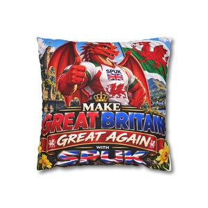 Pode incluir: Uma almofada quadrada com um dragão vermelho vestindo uma camisa branca com a Union Jack e o emblema do dragão galês. O texto diz MAKE GREAT BRITAIN GREAT AGAIN WITH SPUK. O fundo mostra um castelo, montanhas e flores de narciso amarelas.