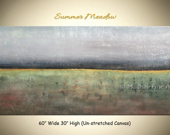 Può includere: Dipinto astratto di un prato estivo con cielo grigio, una sottile linea dorata e campi verdi e marroni. Il dipinto è largo 152,4 cm e alto 76,2 cm. "Summer Meadow" e "Madhav Fine Art" sono scritti nell'immagine.