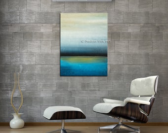 Può includere: Dipinto astratto con tonalità blu, verdi e gialle, appeso a un muro di mattoni grigi sopra una poltrona in pelle bianca con un poggiapiedi abbinato. Il dipinto è intitolato "Machav Fine Art".
