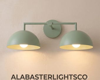 Aplique de baño moderno de latón, lámpara de pared de doble cúpula verde salvia, luminaria de baño de mediados de siglo, aplique de pared minimalista de metal.