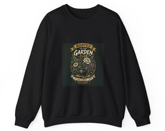 Peut inclure: Un sweat-shirt noir à col rond avec une impression graphique centrale. Le motif représente une plante en pot avec des fleurs blanches et violettes, entourée du texte ROOTED GARDEN CLUB EST. 2024 et CULTIVATE CONNECT GROW en bannière.