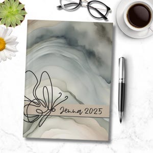 Carnet cartonné personnalisé Papillon | Couleurs fumées neutres aquarelle | Agenda 2025 150 pages pour la gratitude, des résolutions, des souvenirs, un cadeau pour elle