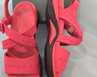 Vintage Clark's Sunlauren Raspberry Sandals: Ankle Strap Springers US 7.5M