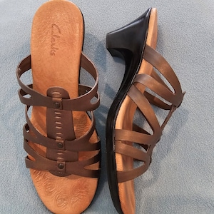 Vintage Shoe Women Clark&#39;s Strappy Slide Mule Sandal in Brown Leather  Size US-7 1/2 M