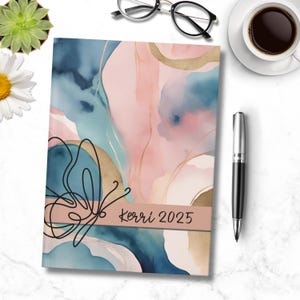 Carnet cartonné personnalisé Papillon | Aquarelle bleu rose | Agenda 2025 150 pages pour la gratitude, des résolutions, des souvenirs, un cadeau pour elle