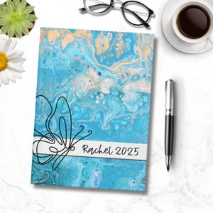 Carnet cartonné personnalisé Papillon | Bleu océan | Journal intime 2025, 150 pages pour la gratitude, des résolutions, des souvenirs, un cadeau pour elle