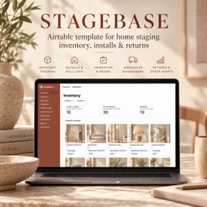 Könnte beinhalten: Ein Laptop-Bildschirm zeigt die Stagebase Airtable-Vorlage für Home-Staging-Inventar, Installationen und Retouren. Die Benutzeroberfläche zeigt ein Inventar-Dashboard mit Kategorien, SKUs und Lagerbestandsmeldungen sowie Textüberschriften für Bestandsverfolgung, Immobilienverwaltung und Lagerlogistik.