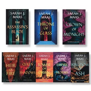 Pode incluir: Uma coleção de oito romances de fantasia de Sarah J. Maas, incluindo The Assassin's Blade, Throne of Glass, Crown of Midnight, Heir of Fire, Queen of Shadows, Tower of Dawn, Empire of Storms e Kingdom of Ash, com capas ilustradas.