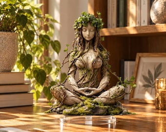 Peut inclure: Une sculpture représentant une silhouette en position de méditation, dotée d'une surface texturée rappelant l'écorce, agrémentée de mousse verte et de vignes. La figure a les yeux fermés, de longs cheveux et repose sur un socle moussu.
