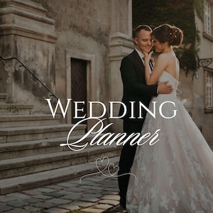 Può includere: Una coppia in abiti da matrimonio si trova su un sentiero in pietra. La persona a sinistra indossa un abito nero, quella a destra un vestito in pizzo bianco. Il testo WEDDING Planner è centrato in bianco con due piccoli cuori sotto.