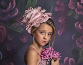 Grande coiffe de fleurs en papier. Accessoire cheveux pour séance photo de mode. Rose géante 2 tons. Déguisement de rose d'Halloween d'Alice au pays des merveilles (8 pouces de large).