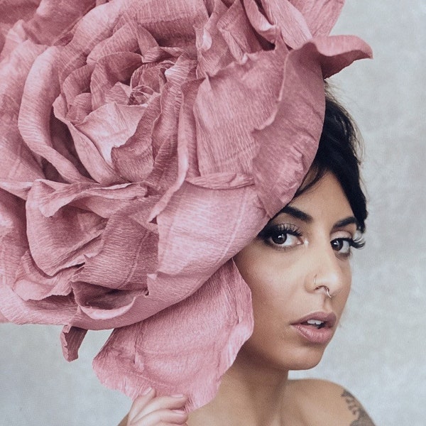 Coiffe géante en forme de fleur en papier. Accessoire cheveux pour séance photo de mode. Épingle à cheveux rose géante. Accessoire de déguisement rose d'Halloween d'Alice au pays des merveilles.