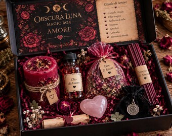Può includere: Una scatola regalo nera con la scritta Obscura Luna Magic Box Amore contenente una candela rossa, una boccetta di Olio di Amore, un sacchetto di Erbe di Amore, incenso Incenso di Amore, un cristallo rosa a forma di cuore e un ciondolo a cuore.