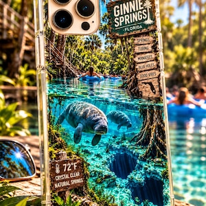 Könnte beinhalten: Eine transparente Handyhülle mit einem Ginnie Springs Florida Motiv, Seekühen im blauen Wasser, einem Holzschild mit der Aufschrift 72°F Crystal Clear Natural Springs und einer Liste von Aktivitäten wie Tubing und Seekühe.