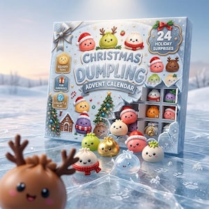 Może przedstawiać: Kalendarz adwentowy Christmas Dumpling z 24 świątecznymi niespodziankami, ozdobiony ilustracjami kolorowych, uśmiechniętych pierożków w czapkach Mikołaja. Z przodu znajduje się kilka małych, okrągłych, uśmiechniętych figurek pierożków.