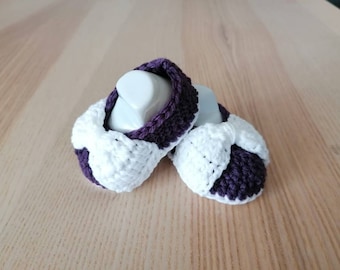 chaussons layette crochet  (3 mois) A NOEUD blanc /violet