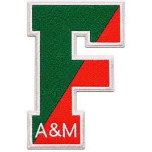Könnte beinhalten: Ein Aufnäher in Form des Buchstabens F im College-Stil mit diagonal geteiltem Design, dunkelgrün auf der linken und leuchtend rot auf der rechten Seite. Der Aufnäher ist weiß umrandet und zeigt unten den weiß gestickten Text A&M.