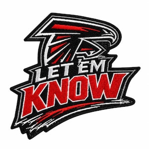 Op de afbeelding: Een geborduurde patch met een gestileerd zwart, rood en wit valkenkop-logo boven de witte tekst "LET EM" en de grote rode tekst "KNOW" met een zwarte omlijning, alles op een zwarte achtergrond met een gerafelde rand.