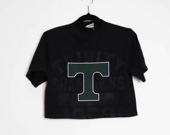 Graphic Crop Top Vintage Graphic Cropped T-Shirt Small Crop Top University T-Shirt Vintage Black Cropped Tee College Sports Graphic Crop Top