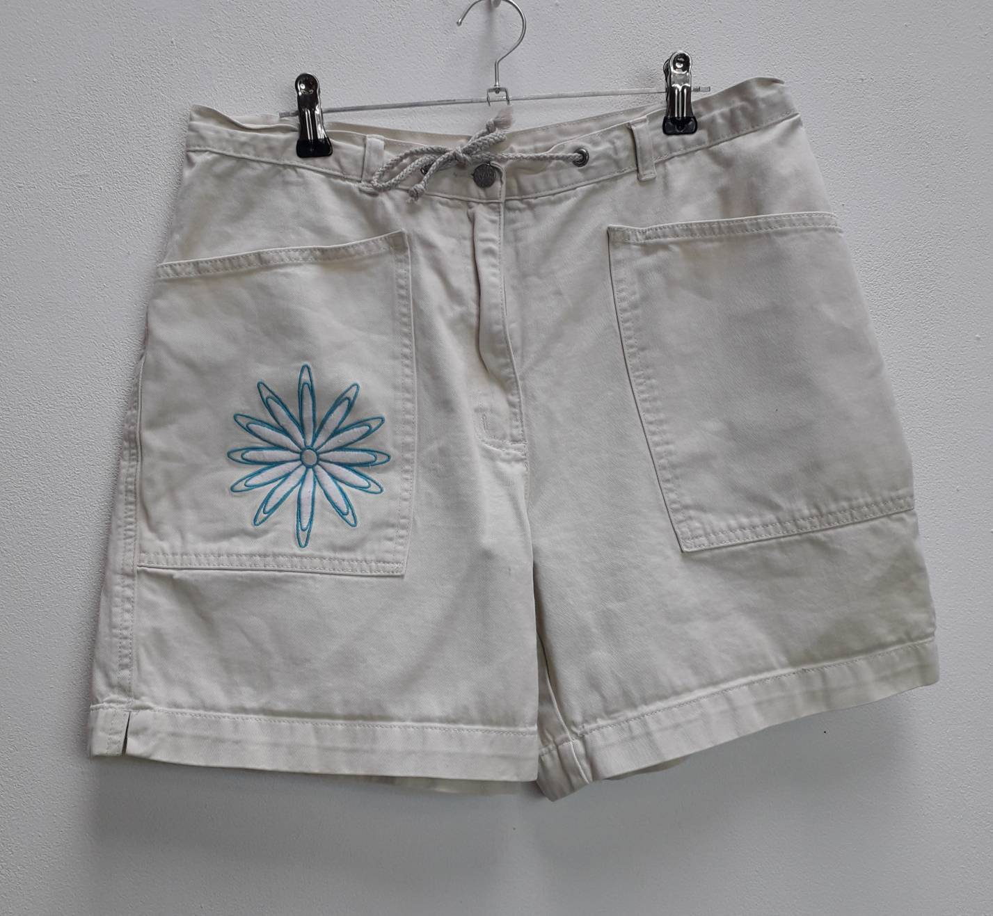 Floral Embroidered Shorts Vintage White 