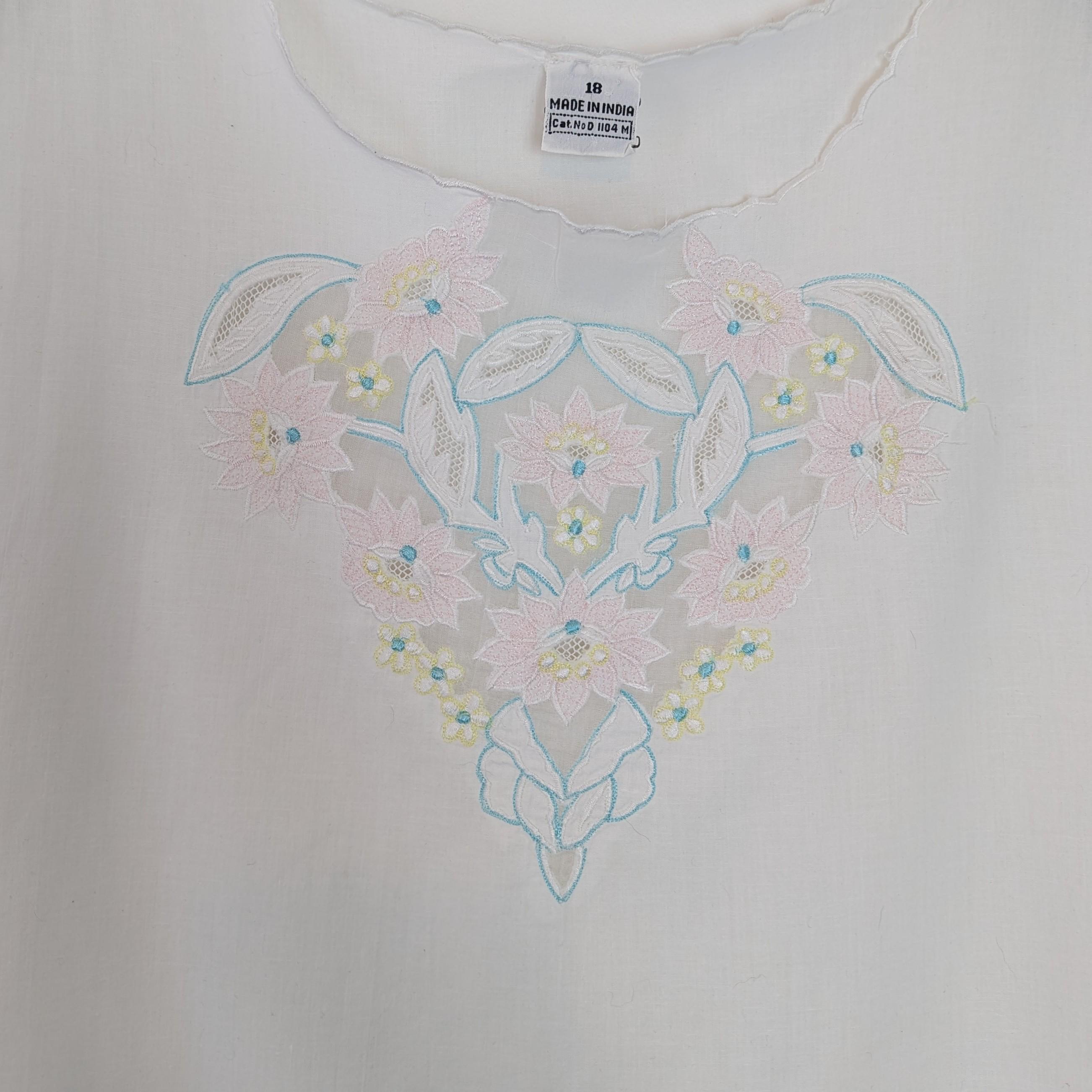 刺繍入りトップス ヴィンテージホワイトトップス 花柄刺繍入りトップス 