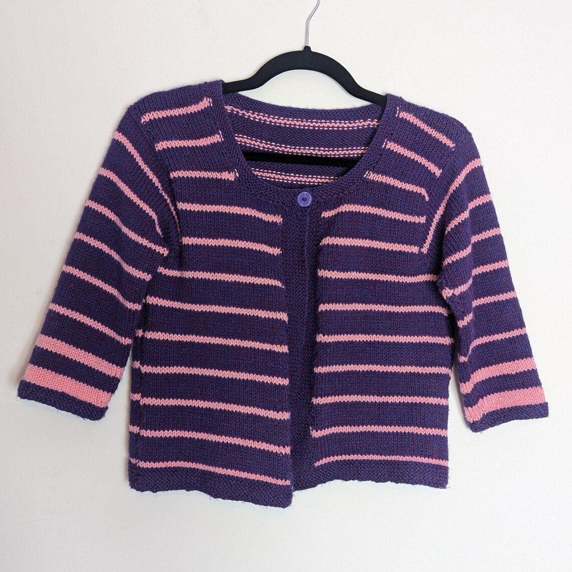 Purple Stripe Cardigan Vintage Cardigan Pink Stripe Knit Cardigan Small Cropped Cardigan Stripe Sweater Vintage Purple Cardigan Small Knit S, foto 1 di 3