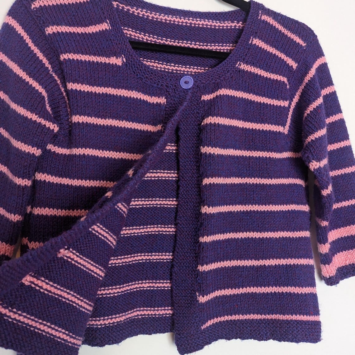 Purple Stripe Cardigan Vintage Cardigan Pink Stripe Knit Cardigan Small Cropped Cardigan Stripe Sweater Vintage Purple Cardigan Small Knit S, foto 2 di 3