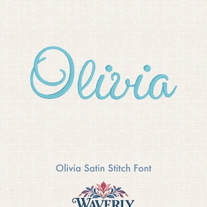 Könnte beinhalten: Der Name Olivia ist in einer hellblauen Stickschrift im Satinstich dargestellt. Unter dem Namen steht der Text Olivia Satin Stitch Font, gefolgt von einem Logo mit einem stilisierten Blumendesign und dem Wort Waverly Fonts.