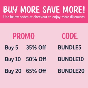 K&ouml;nnte beinhalten: Rosa-wei&szlig;es Grafik mit dem Text "BUY MORE SAVE MORE!" und "Use below codes at checkout to enjoy more discounts". Eine Tabelle mit den &Uuml;berschriften "PROMO" und "CODE". Die Tabelle listet drei Rabattcodes auf: "BUNDLE5" f&uuml;r 35% Rabatt beim Kauf von 5 Artikeln, "BUNDLE10" f&uuml;r 50% Rabatt beim Kauf von 10 Artikeln und "BUNDLE20" f&uuml;r 65% Rabatt beim Kauf von 20 Artikeln.