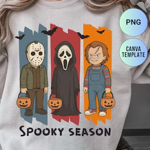 Op de afbeelding: Een lichtgrijs sweatshirt met een Halloween-thema. Het ontwerp bevat cartoon illustraties van Jason Voorhees, Ghostface en Chucky, elk met een pompoen. De woorden "Spooky Season" staan eronder.