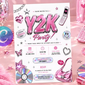 Op de afbeelding: Een Y2K-feestuitnodigingsflyer met roze bubbelletters, een klaptelefoon, een cd, een handtas en vlinderafbeeldingen. De tekst bevat details voor een feest op zaterdag 28 juni 2025 om 20:00 uur, met RSVP aan Jessica op 123-456-7890.