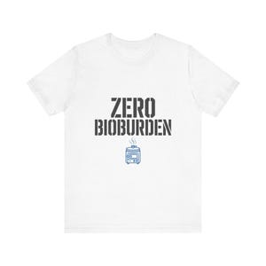 Könnte beinhalten: Ein weißes Kurzarm-T-Shirt mit dem dunkelgrauen Schriftzug ZERO BIOBURDEN in einer Schablonenschrift. Unter dem Text befindet sich eine kleine blaue Strichzeichnung eines Autoklaven, aus dessen Deckel Dampf aufsteigt.
